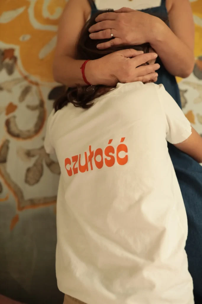 Dzieci neuroatypowe | Tulące się dziecko z czułością